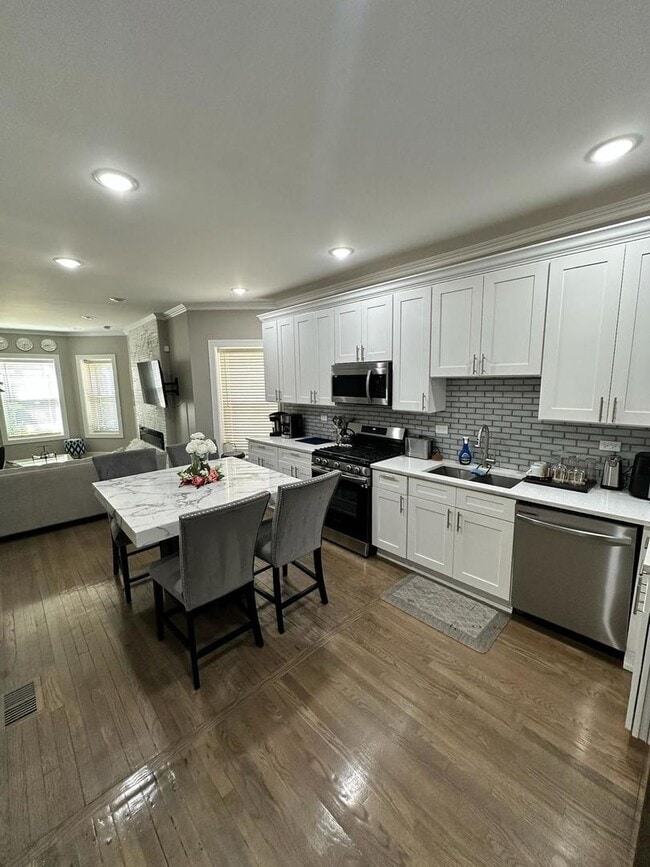 Building Photo - 6807 S Calumet Ave