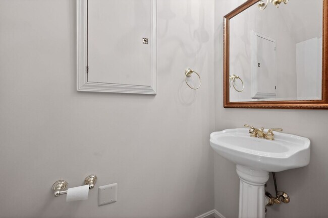 Building Photo - Old Town Alexandria Home | April Incentives Available