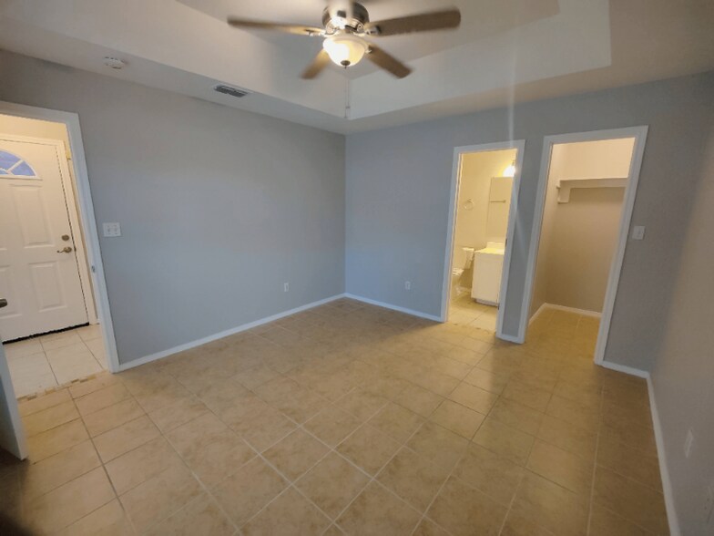 Building Photo - 2803 Pompeii St