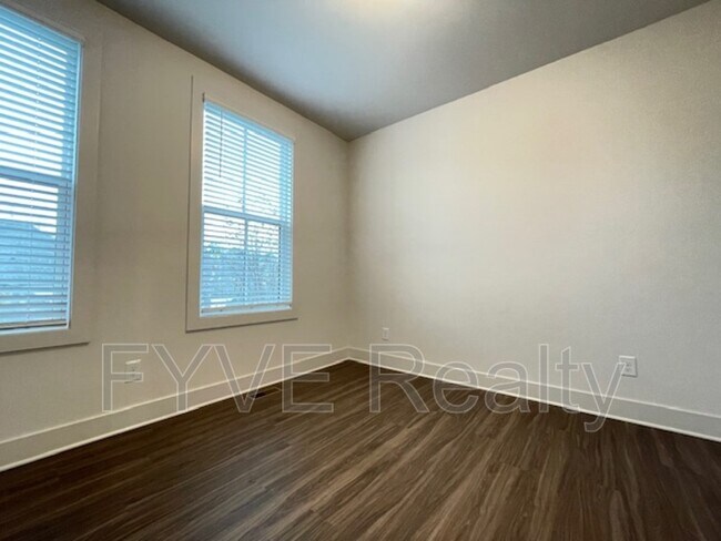 Building Photo - 194 Chestnut Cir