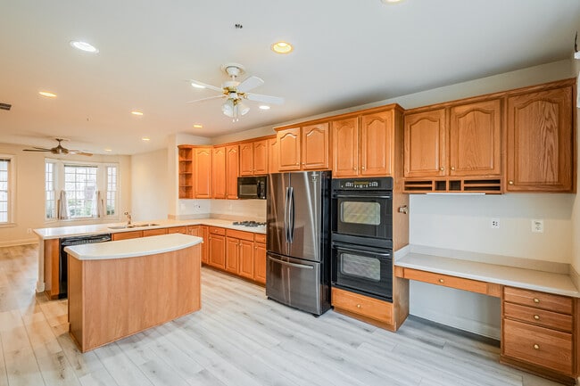 Building Photo - 513 Rosebush Ln