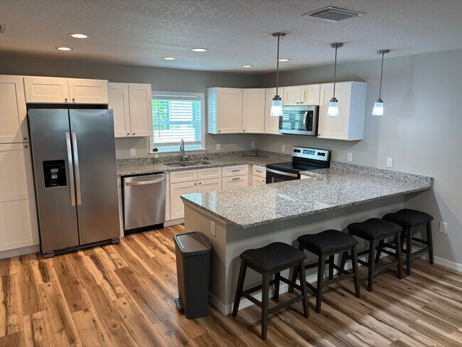 Building Photo - Perfect for roomates