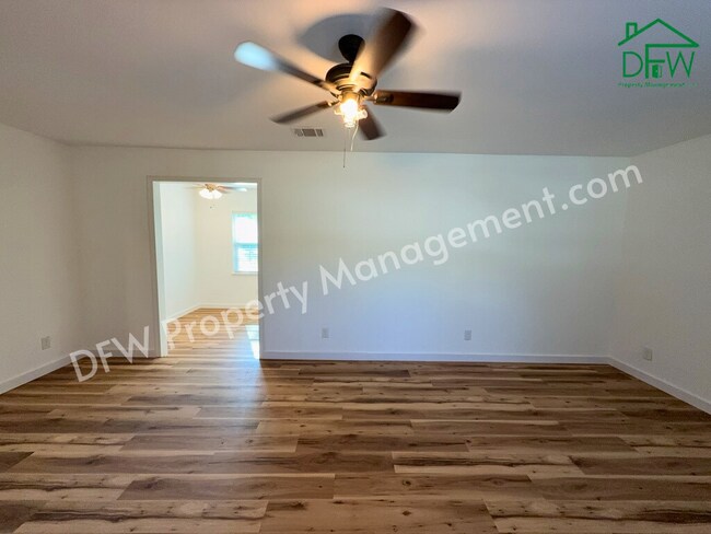 Building Photo - Fully Renovated 2-Bedroom Home Near UTA & AT&T Stadium – Modern Upgrades + Spacious Yard!