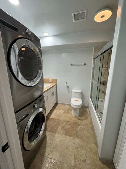 Building Photo - 23401 Schoenborn St