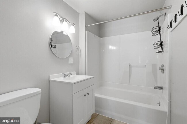 Building Photo - 400 Green Ln