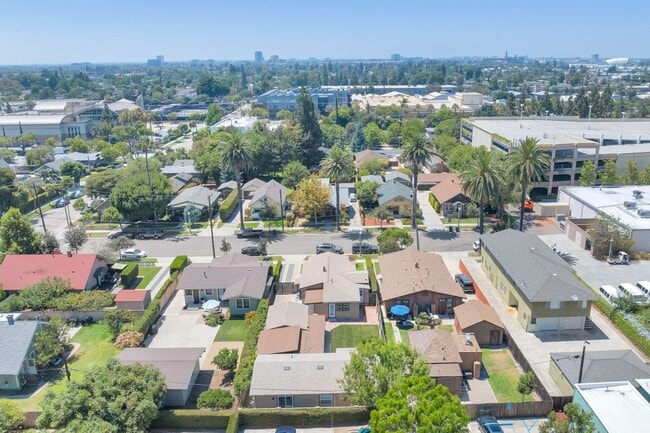 Building Photo - 3 Bedroom, 1 Bathroom Home – Ideal for Stu...