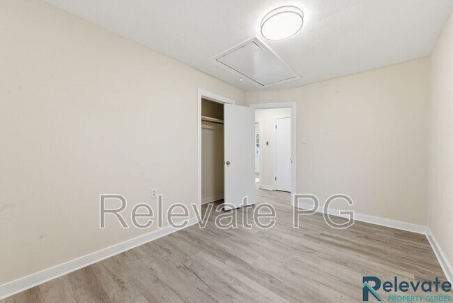 Building Photo - 6805 Lakeshore Dr