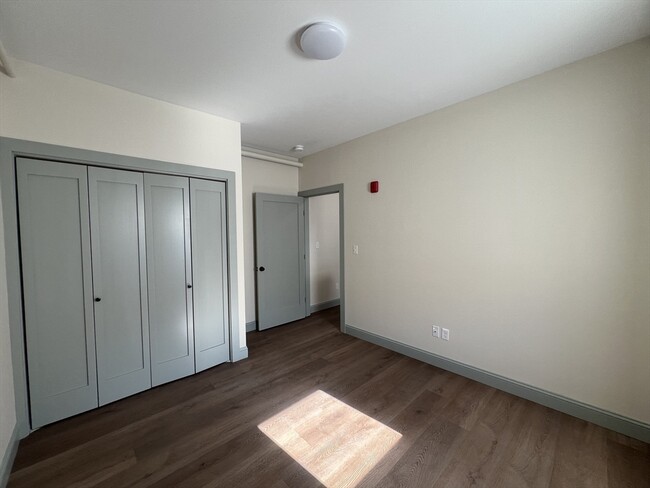 Building Photo - 160 Seabury St