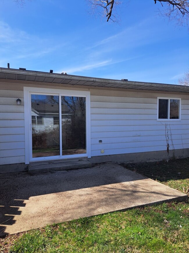 Building Photo - 1124 Lake Forest Dr