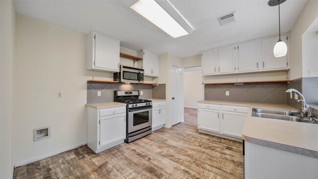 Building Photo - 8826 Sunny Point Dr