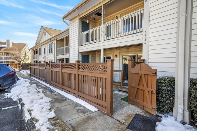 Building Photo - Very Nicely Update Condo in Prime Location!