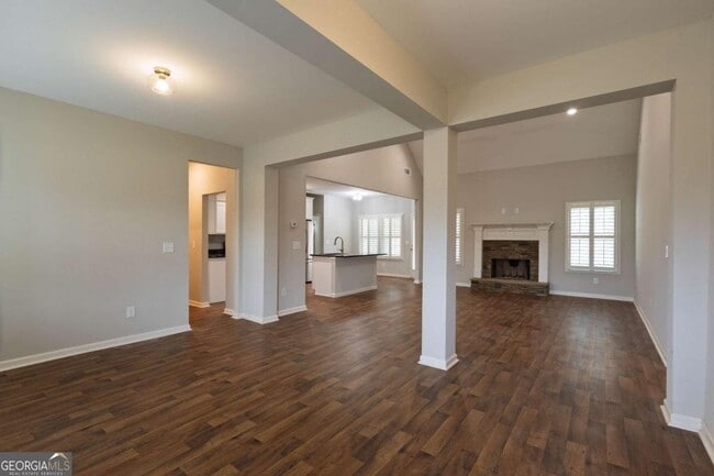 Building Photo - 214 Oakwood Dr