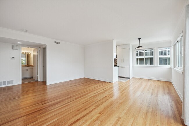 Building Photo - 2121 Laguna St