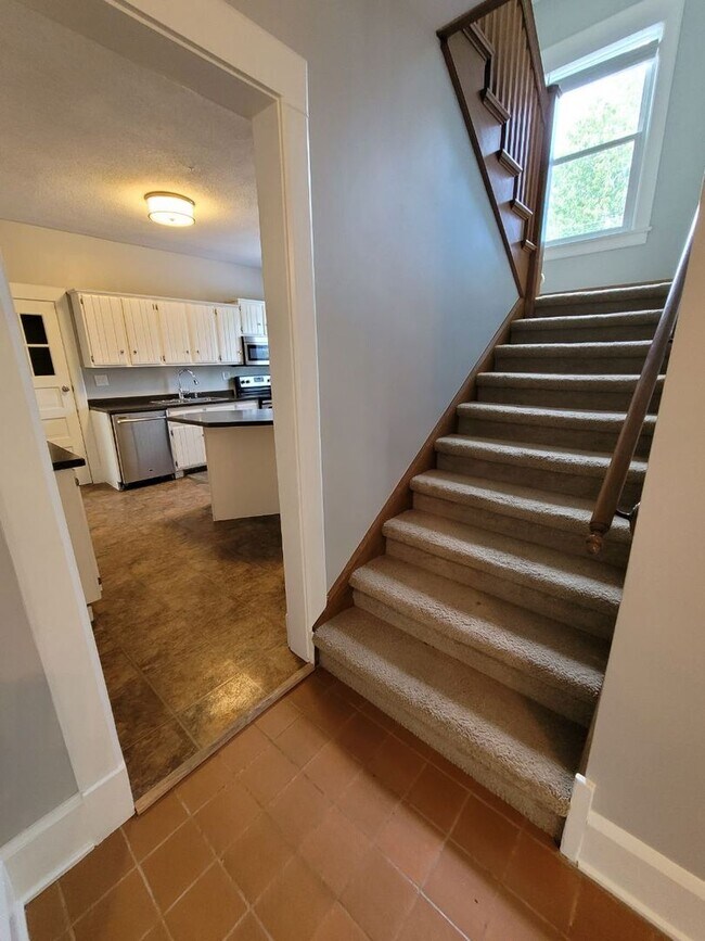 Building Photo - Beautiful 4 bedroom 2.5 house