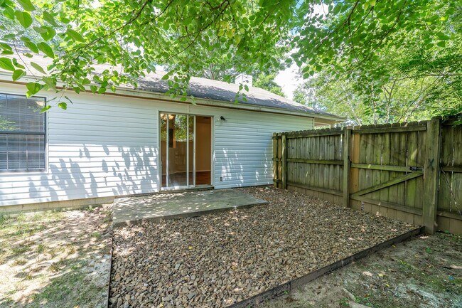 Building Photo - 559 S Ray Ave