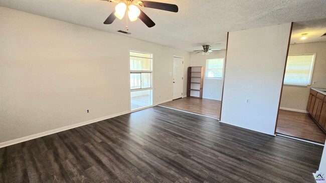 Building Photo - 318 Bruce St