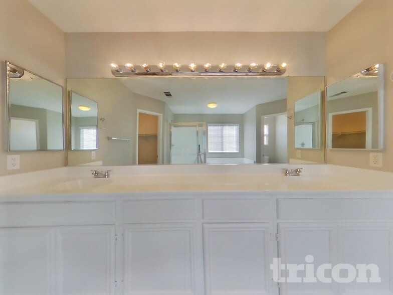 Building Photo - 1734 W Ave H 1