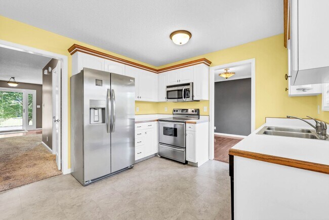 Building Photo - 3 Bedroom Pet Friendly Home For Rent With ...