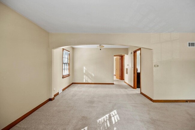 Building Photo - 1700 E Menlo Blvd