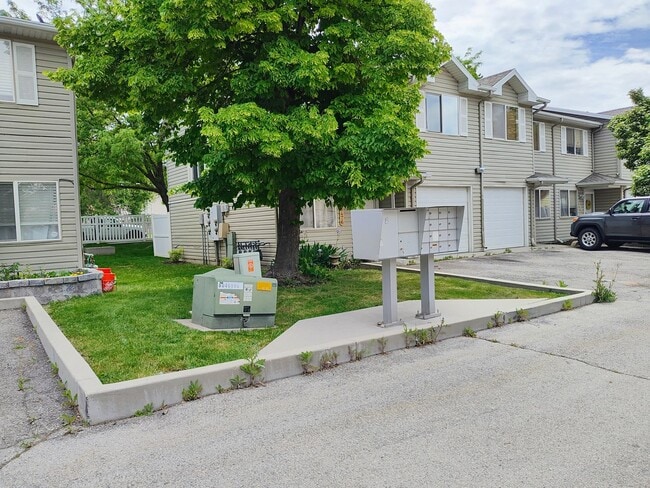 Building Photo - Great 3 Bd 2.5 Bath Townhome