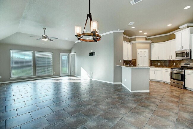 Building Photo - 7637 Cattlemen Dr