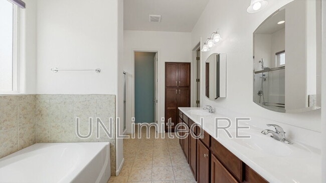Building Photo - 937 N Gomez St