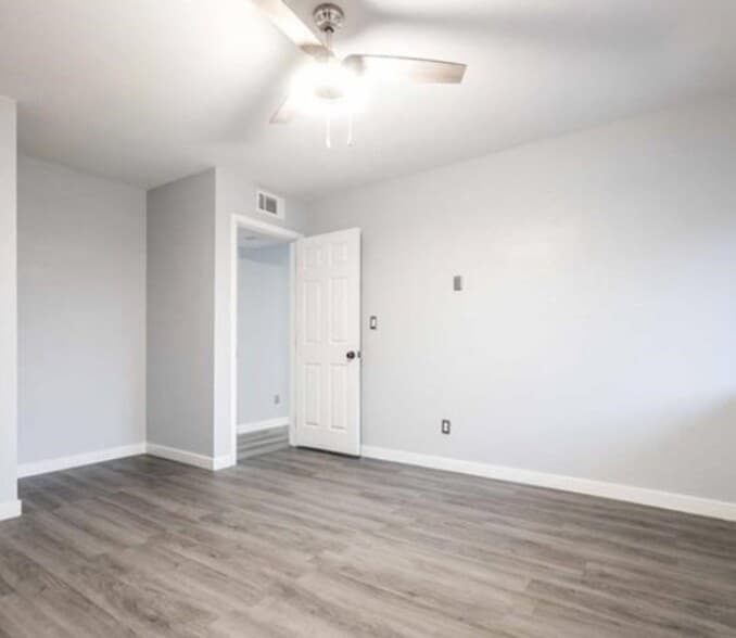 Building Photo - 3152 S Eastern Ave