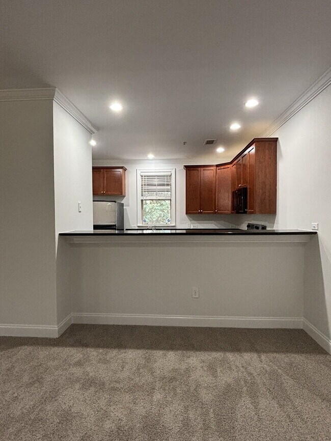 Building Photo - 5565 Colonial Chatsworth Cir