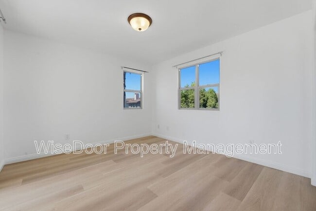 Building Photo - 1087 Waterfall Way