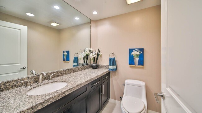 Building Photo - Beautiful 3 Bed/ 2.5 Baths Condo