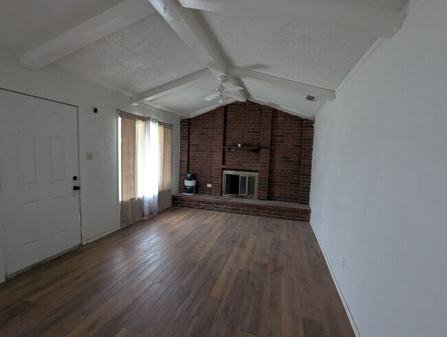 Building Photo - Spacious Updated 3 Bedroom Home
