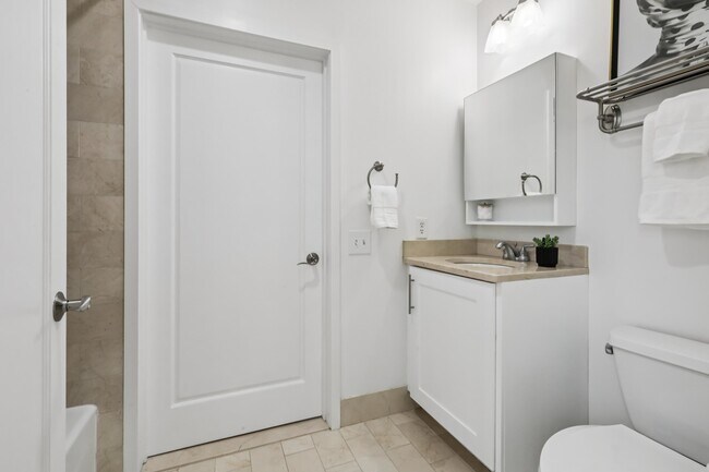 Building Photo - 1025 Maxwell Ln