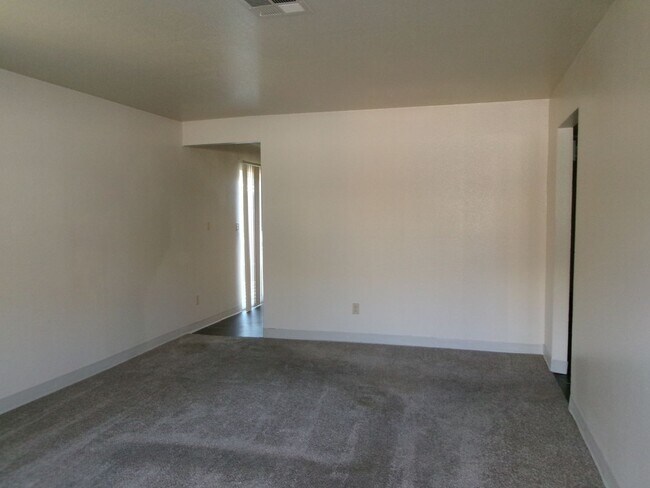 Building Photo - 3140