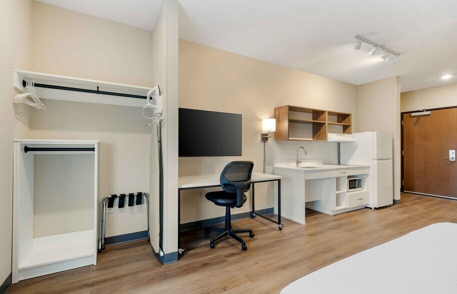 Building Photo - Furnished Studio-Phoenix - Chandler - Airport