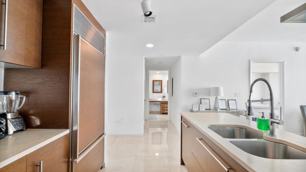 Building Photo - 475 Brickell Ave