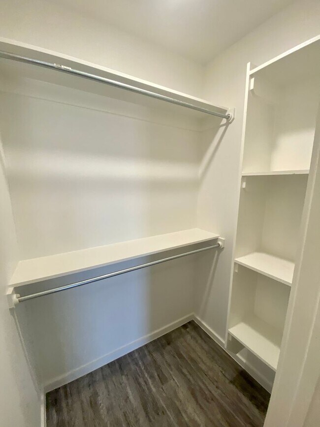 Building Photo - Introducing Your Dream Home: Spacious and Stunning 3 Bed, 2 Bath Haven Ready for You!