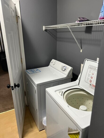 Full washer and dryer - 105 Mills Lndg