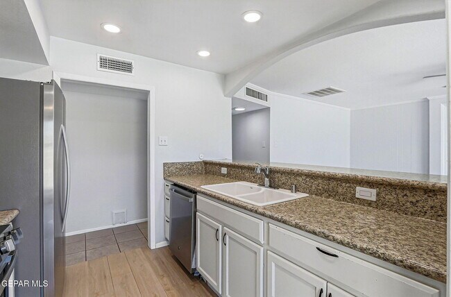 Building Photo - 809 Del Mar Dr