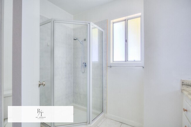 Building Photo - Spacious 2-Bedroom, 2-Bathroom Unit in Prime Monterey Park