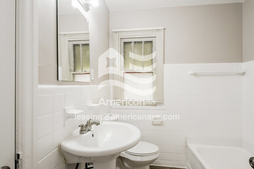 Building Photo - 1017 Lakeview Ave