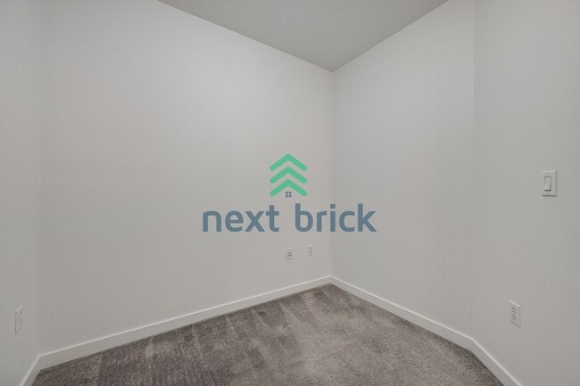 Building Photo - Spacious 1 Bedroom + Den in Canal Station Prime Ballard Location!