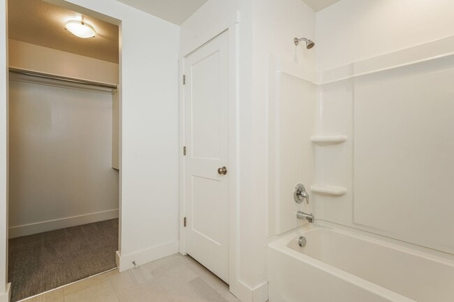 Building Photo - Beautiful 3 Bed, 2.5 Town Home! Available Now! See Our 3D Tour of This Property! Available NOW!