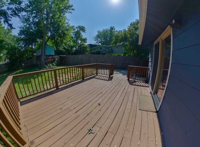 Building Photo - 3027 Tamarak Dr