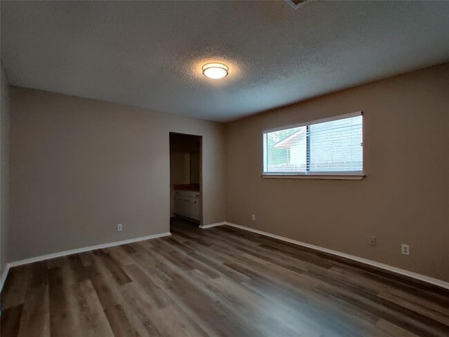 Building Photo - 5103 Summerset Trail