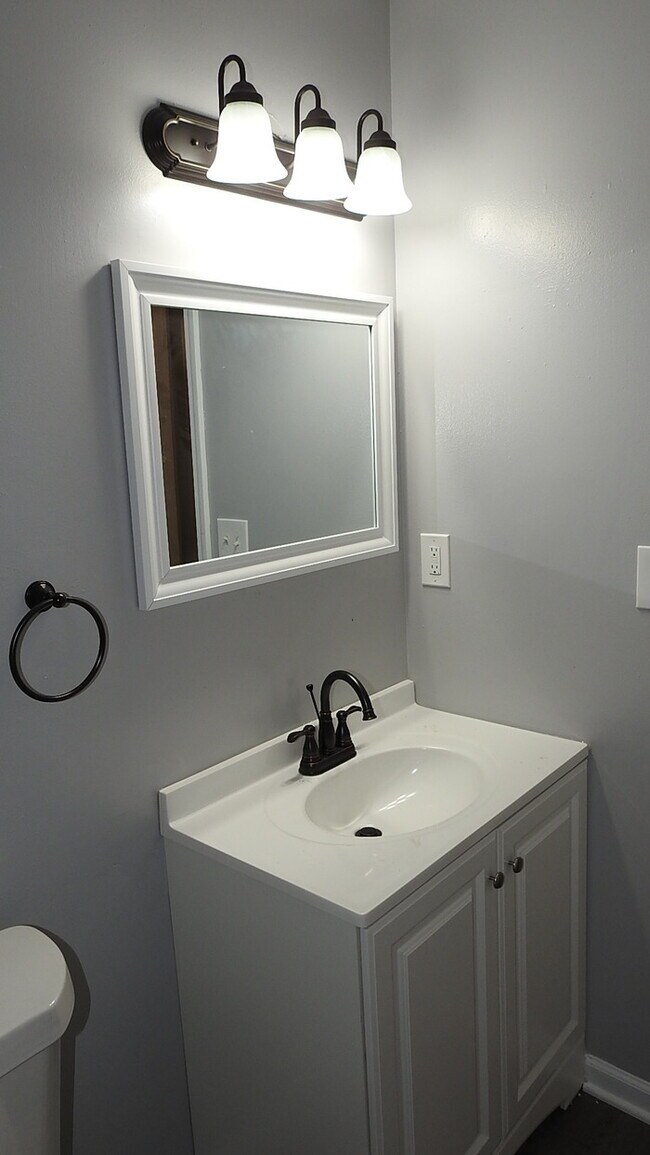 Building Photo - Welcome home to this spacious 3 bedrooms and 2 full baths duplex located on Orchard St in Pleasan...