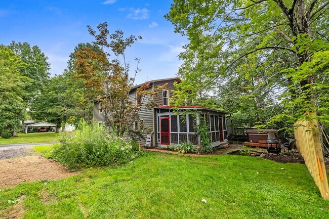 Building Photo - Charming Black Mountain Rental!