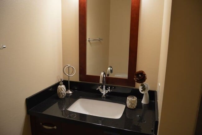 Building Photo - Panorama Towers / Villa Style Condo on two...
