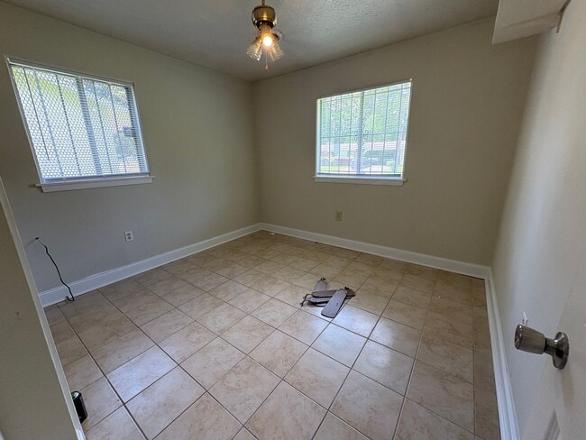 Building Photo - 3 Bed/1.5 Bath in Westland Plaza