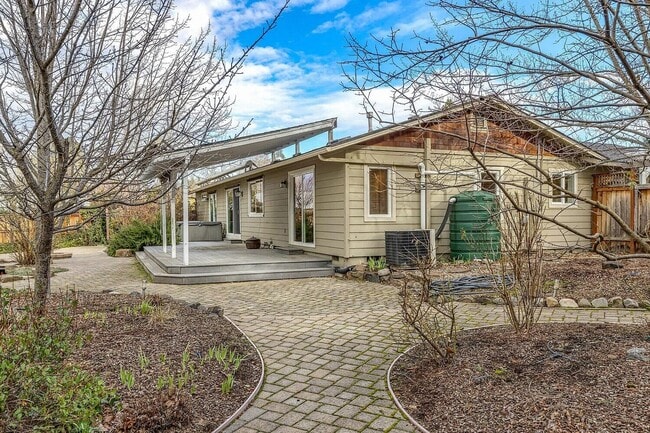 Building Photo - Beautiful home on large, landscaped flag lot - Available March