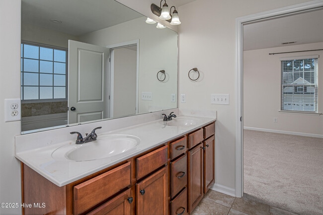 Building Photo - 808 Jade Ln